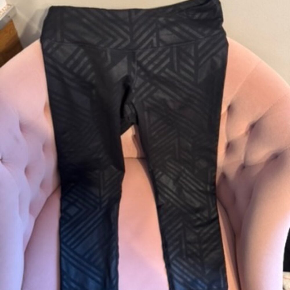 Old Navy Active Black Patterned Capri Leggings Size M